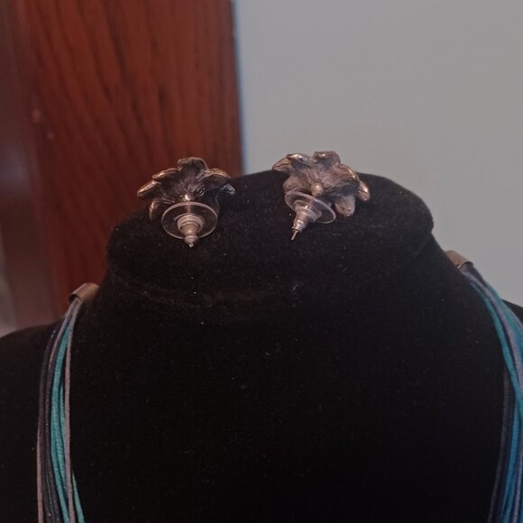 Vintage Blue Flower Necklace with Matching Earrings - Picture 4 of 6